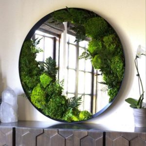 Voici la fiche produit complète pour votre miroir rond 50 cm : 🏷️ Texte alternatif image Option courte : Miroir rond 50 cm cadre métal noir mat, mousses plate et boule, fougères et feuillages stabilisés sur une partie du miroir, pièce unique artisanale