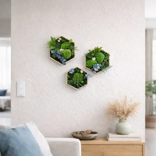 Triptyque 3 tableaux hexagonaux bois naturel, entièrement recouverts de végétaux et fleurs stabilisés – 31 cm / 26 cm / 21 cm pointe à pointe – création artisanale unique, livraison France
