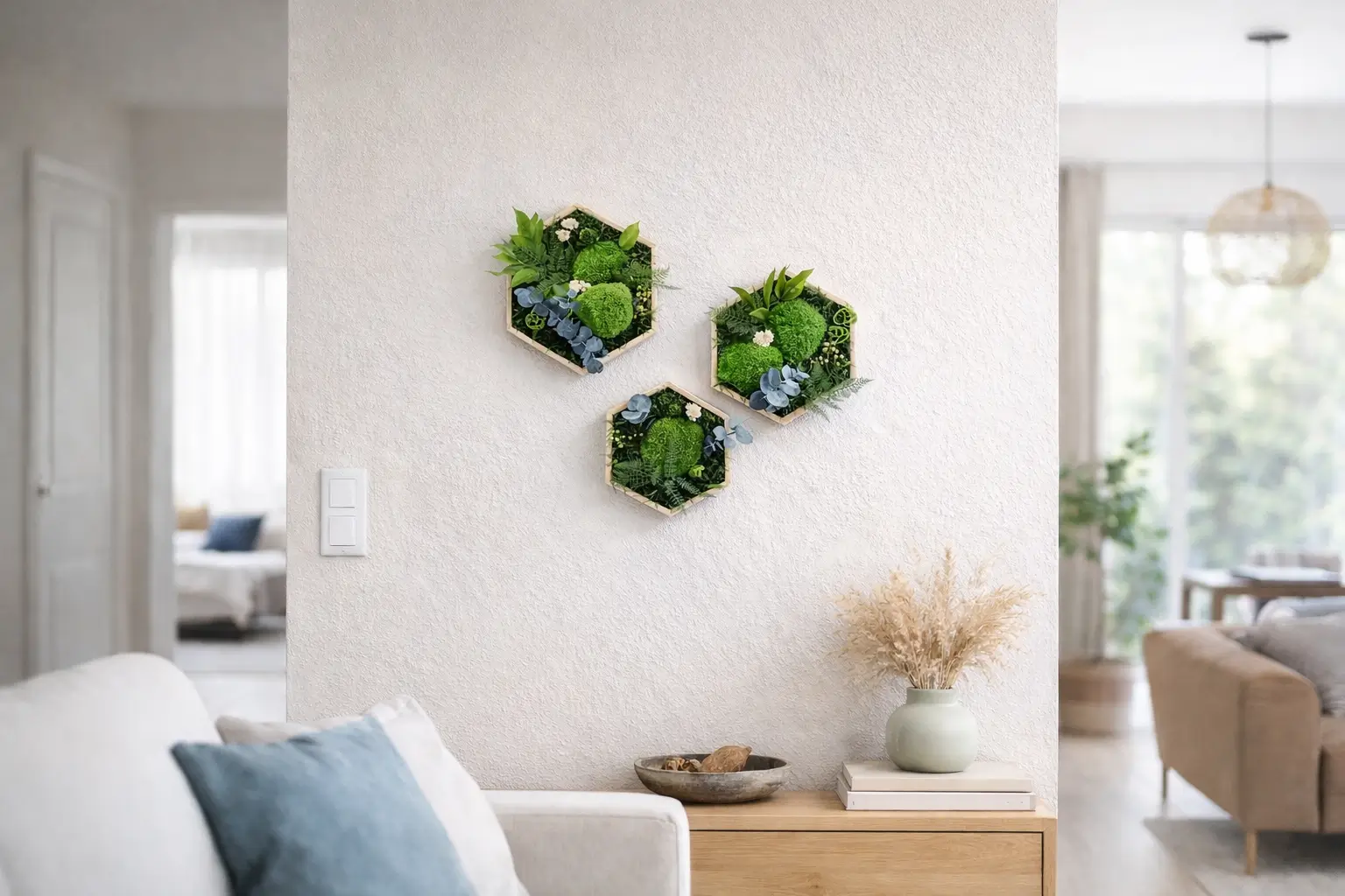 Triptyque 3 tableaux hexagonaux bois naturel, entièrement recouverts de végétaux et fleurs stabilisés – 31 cm / 26 cm / 21 cm pointe à pointe – création artisanale unique, livraison France