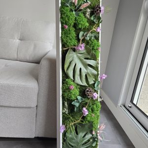 Grand tableau 100x30 cm bois cérusé blanc 4 cm, entièrement recouvert de végétaux stabilisés et touches de violet pétales d'hortensia – fixation horizontale ou verticale, pièce unique, livraison France