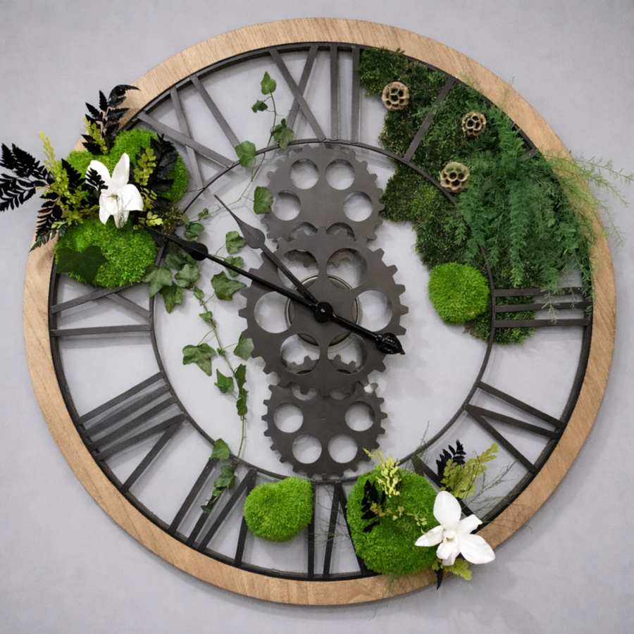 Horloge murale 70 cm contour bois naturel, intérieur métal noir, engrenages décoratifs, végétaux stabilisés et têtes d'orchidées blanches stabilisées – création artisanale unique, livraison France