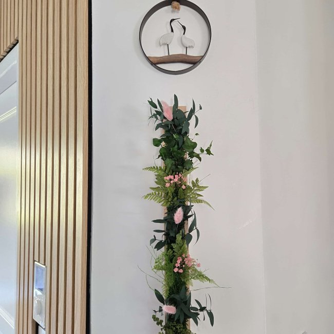 Barre décorative en hêtre creusé 50x5 cm, végétaux stabilisés, gypsophile rose et mini pampa séché rose – à poser en chemin de table, colonne ou à accrocher – création artisanale unique, livraison France