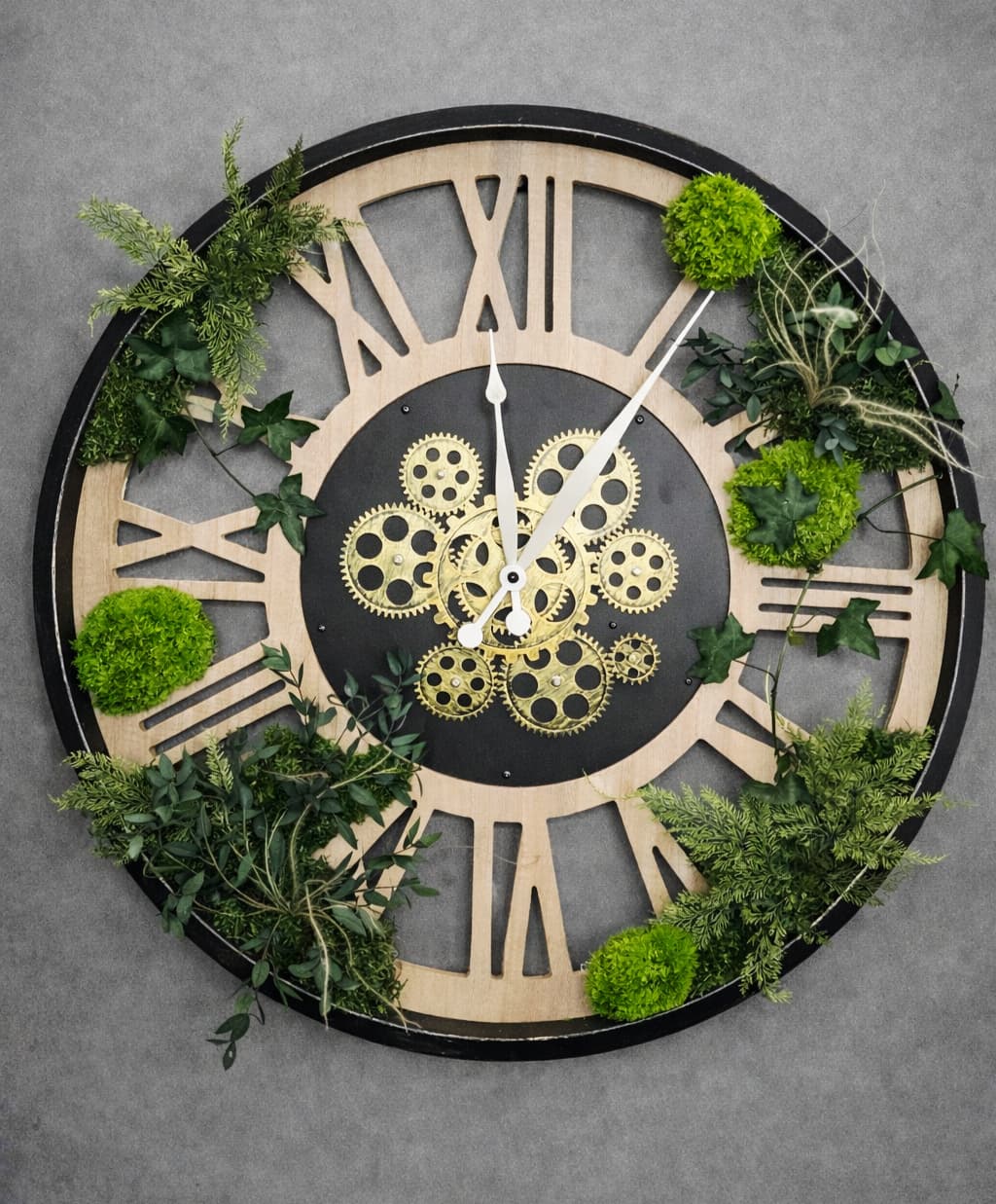 Horloge murale 57 cm cadre métal noir, engrenages mobiles, aiguilles et végétaux stabilisés à l'intérieur du cadran – création artisanale unique, livraison France