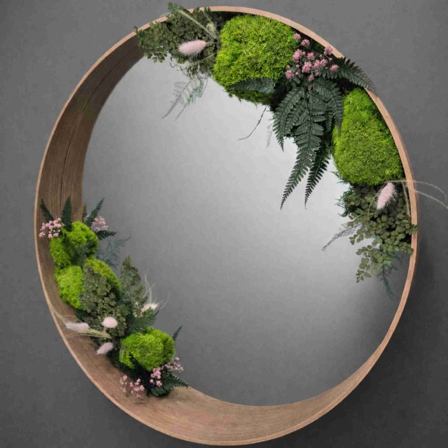 Miroir rond 60 cm végétalisé en composition libre, entourage plaqué noyer naturel et tablette décorative – création artisanale unique, végétaux stabilisés sans entretien, livraison France