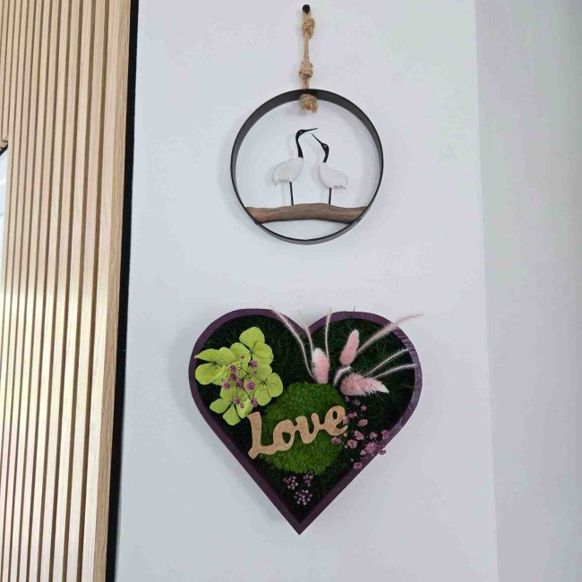 Cœur décoratif en bois couleur prune végétalisé, végétaux stabilisés et mot Love intégré – création artisanale unique 20 cm, à poser ou accrocher