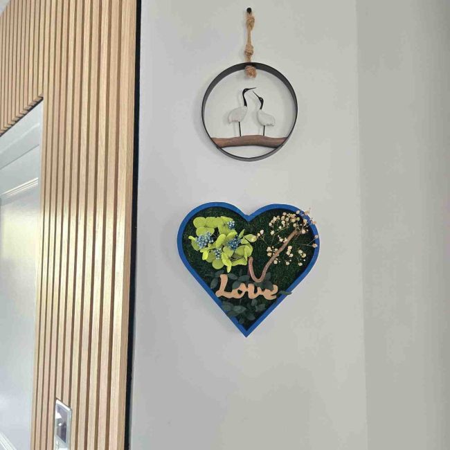 Cœur décoratif en bois couleur bleue végétalisé, végétaux stabilisés et mot Love intégré – création artisanale unique 20 cm, à poser ou accrocher